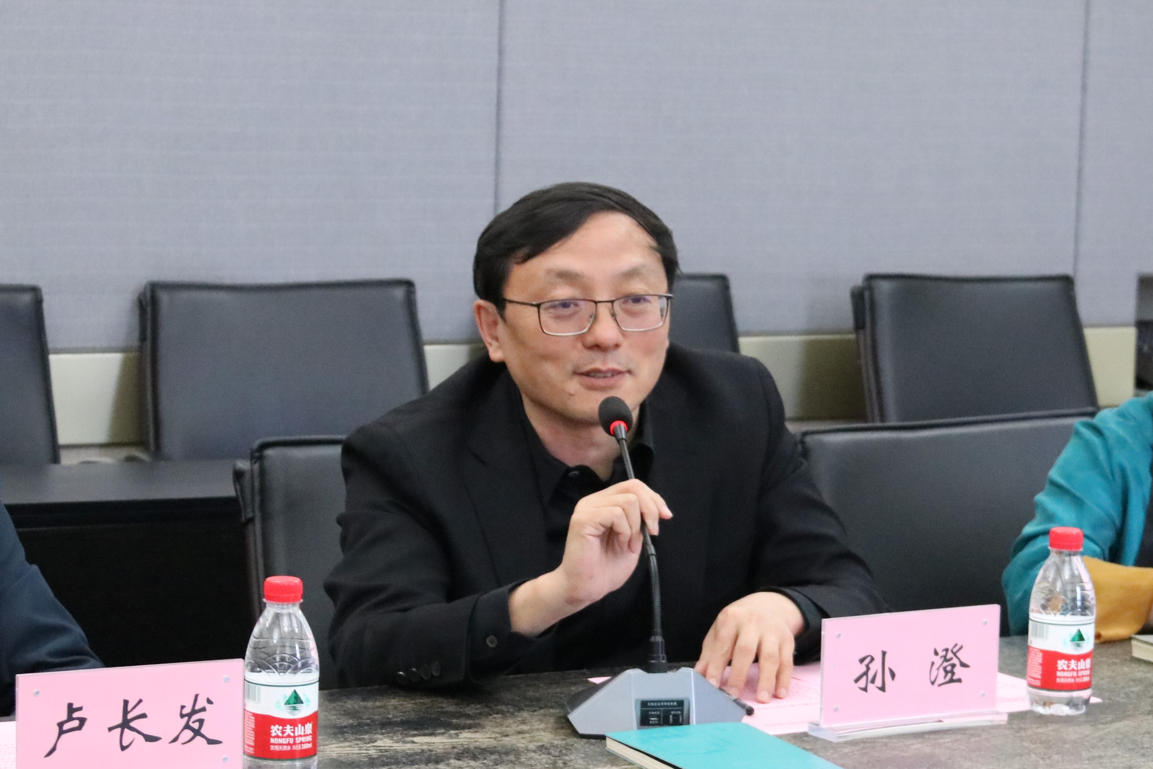姜峰董事长在会上介绍了公司发展的未来战略规划,并希望与哈工大建筑